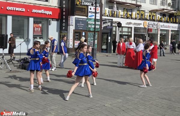 Танцами, музыкой и сладким мотивировали екатеринбуржцев проголосовать за ремонт парков по ФКГС - Фото 3