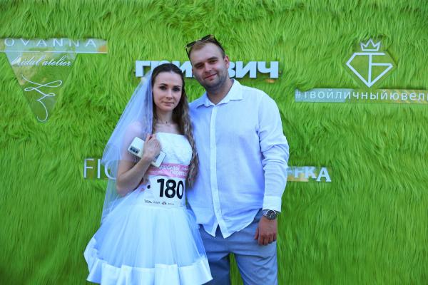 Около 300 женихов и невест из Екатеринбурга устроили «Свадебный переполох» перед «Гринвичем» - Фото 4