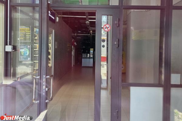 Три пожарных машины приехали к «Пятерочке» у Железнодорожного вокзала в Екатеринбурге - Фото 2