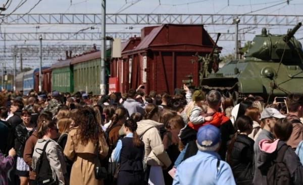 Более 110 тысяч человек приняли участие во встрече «Эшелона Победы» на станциях СвЖД в мае 2026 года  - Фото 2