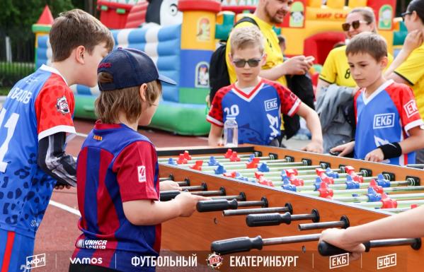 В Екатеринбурге ко Дню защиты детей прошел крупный футбольный фестиваль - Фото 4