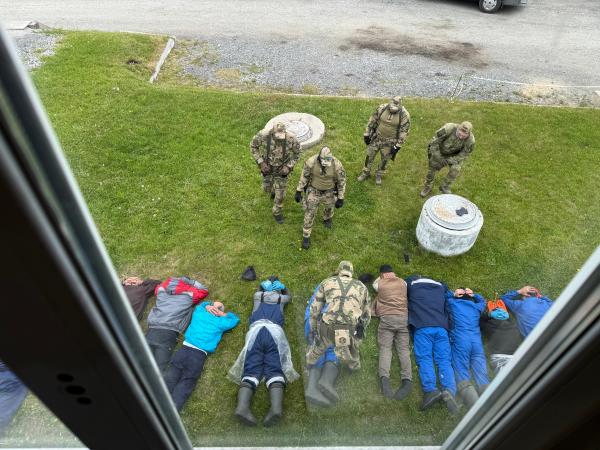 Полиция задержала 42 нелегальных мигранта в рыбном цехе под Екатеринбургом - Фото 2