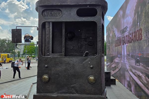 Памятник режиссеру Алексею Балабанову установили в Екатеринбурге - Фото 4