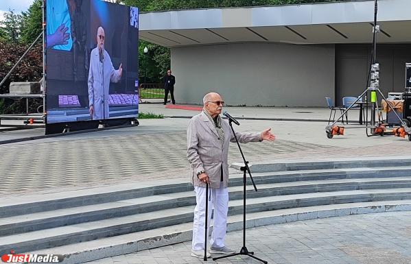 «Он — символ России»: Владимир Мединский и Никита Михалков приехали на открытие памятника Алексею Балабанову - Фото 4