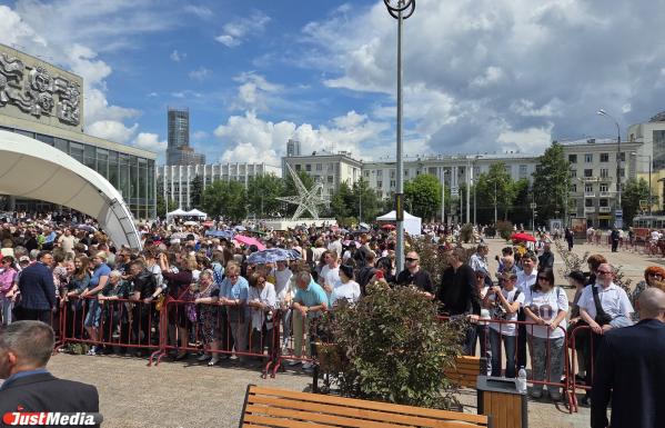 «Он — символ России»: Владимир Мединский и Никита Михалков приехали на открытие памятника Алексею Балабанову - Фото 2