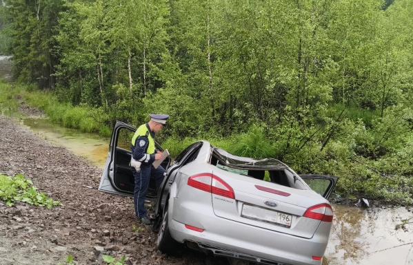 Водитель «Форда» перевернулся и вылетел в огромную лужу в кювете под Североуральском - Фото 3