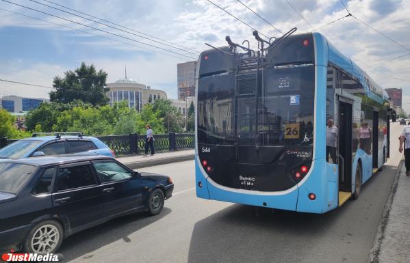Троллейбус и «Ауди» не поделили дорогу на Каменном мосту в Екатеринбурге - Фото 3