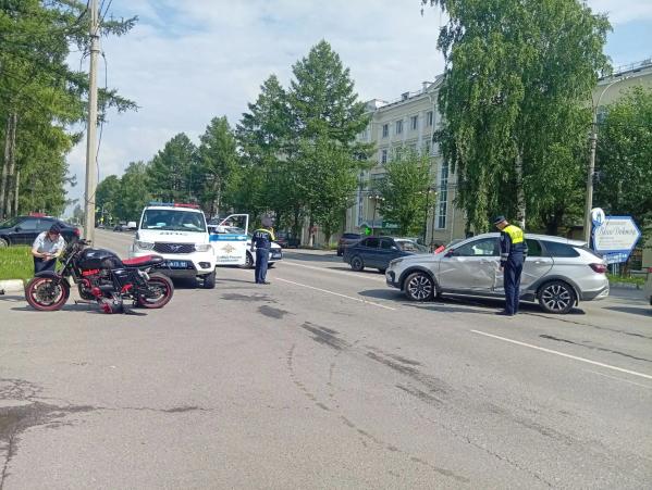 Пьяный водитель мотоцикла устроил ДТП в центре Серова - Фото 3