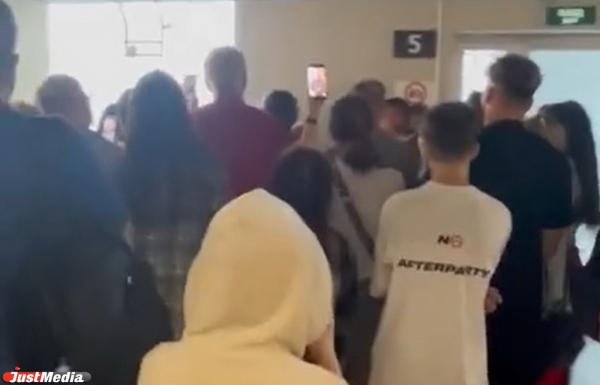 Дети спят на скамейках: вторые сутки екатеринбуржцы ждут вылета в Египет - Фото 3