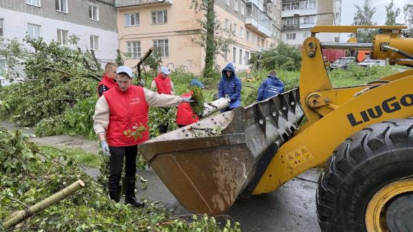 Волонтеры Алексея Вихарева разбирают завалы после смерча в Кушве - Фото 2