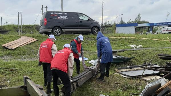 Волонтеры Алексея Вихарева разбирают завалы после смерча в Кушве - Фото 5