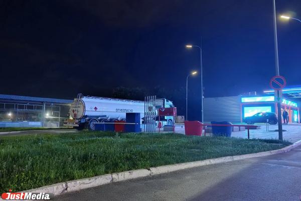 Автомобилисты парализовали работу заправок в Екатеринбурге - Фото 2