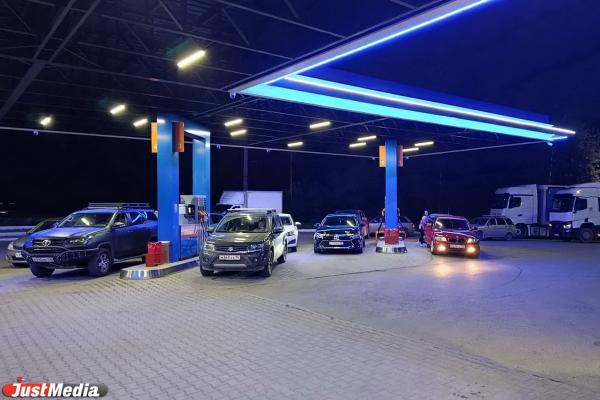 Автомобилисты парализовали работу заправок в Екатеринбурге - Фото 5