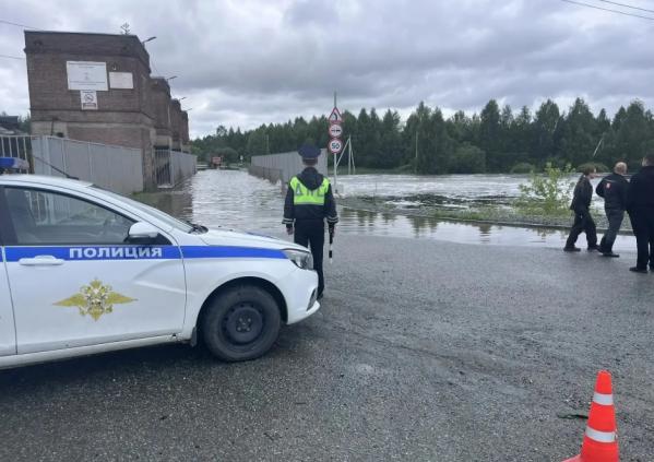 Из-за подтопления временно закрыто движение по нескольким мостам и дорогам Свердловской области - Фото 4