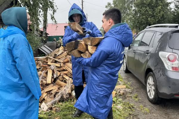 Волонтеры разгребают последствия смерча в Кушве вторую неделю - Фото 2