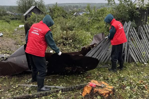 Волонтеры разгребают последствия смерча в Кушве вторую неделю - Фото 3