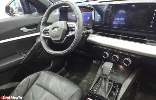 Новинку от АвтоВАЗа Lada Azimut показали на ИННОПРОМ 2026 в Екатеринбурге - Фото 7