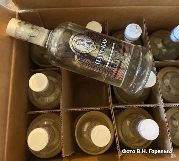 Бокс с крупной партией паленого алкоголя выявили полицейские в Первоуральске - Фото 2