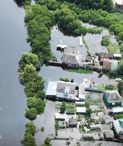 Отсыпают дороги и откачивают воду: как в Свердловской области ликвидируют последствия паводка - Фото 3