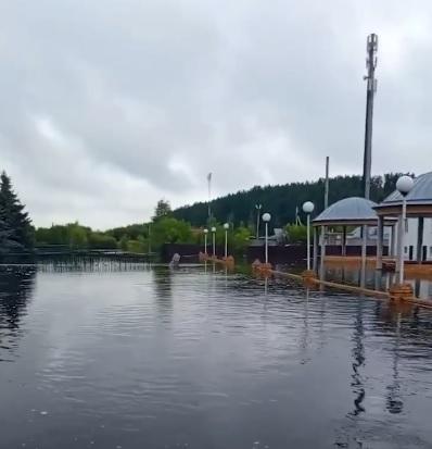 Отсыпают дороги и откачивают воду: как в Свердловской области ликвидируют последствия паводка - Фото 4
