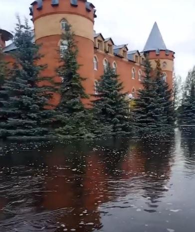Отсыпают дороги и откачивают воду: как в Свердловской области ликвидируют последствия паводка - Фото 6