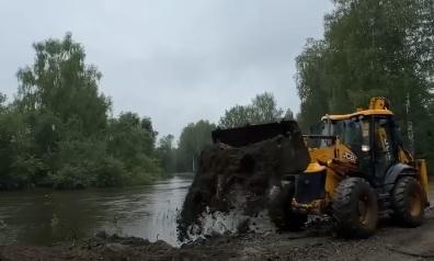 Отсыпают дороги и откачивают воду: как в Свердловской области ликвидируют последствия паводка - Фото 7
