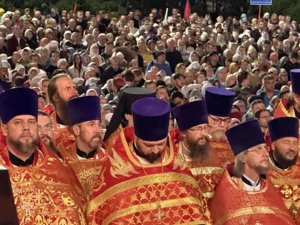Десятки тысяч верующих приняли участие в Царском крестном ходе - Фото 2