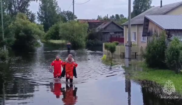 Спасатели продолжают эвакуировать свердловчан с территорий, пострадавших от паводка  - Фото 2