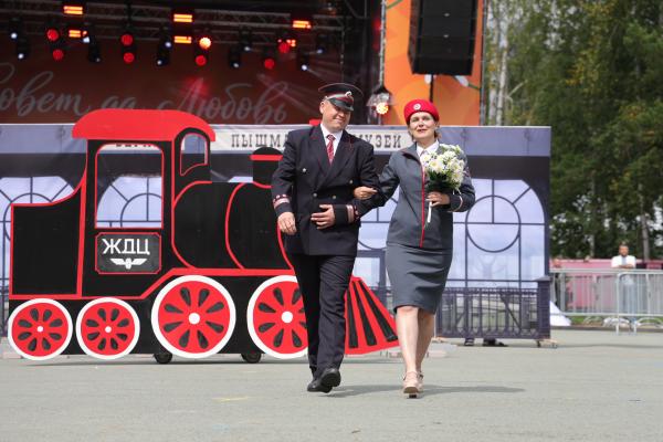32 свадьбы сыграли в честь Дня металлурга в Верхней Пышме  - Фото 5