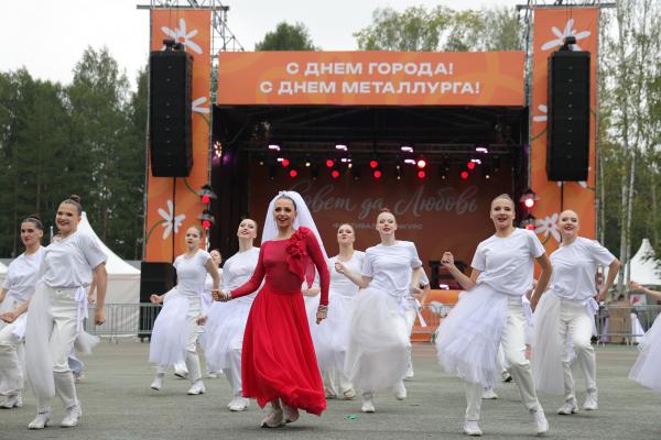 32 свадьбы сыграли в честь Дня металлурга в Верхней Пышме  - Фото 6