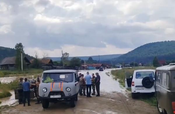 Дезинфицируют, отсыпают дороги и устраняют аварии: как восстанавливают регион после паводков - Фото 2