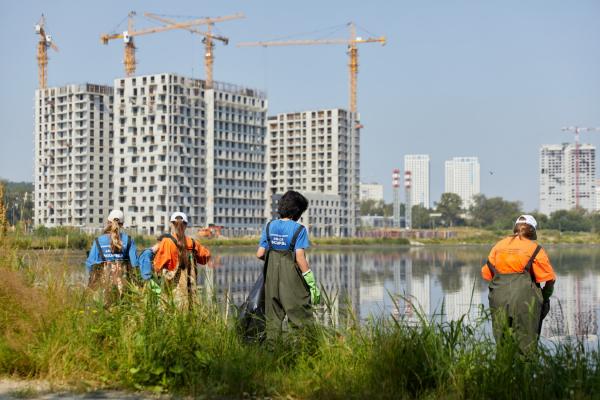 На Уктусской набережной волонтёры собрали 300 кг мусора, очистив берег и акваторию - Фото 3