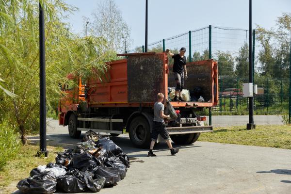 На Уктусской набережной волонтёры собрали 300 кг мусора, очистив берег и акваторию - Фото 6