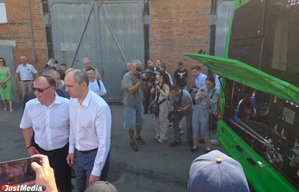 Передвижение с комфортом: Денис Паслер и Алексей Орлов оценили автобусы-гармошки - Фото 2