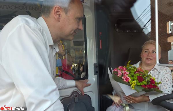 Передвижение с комфортом: Денис Паслер и Алексей Орлов оценили автобусы-гармошки - Фото 10