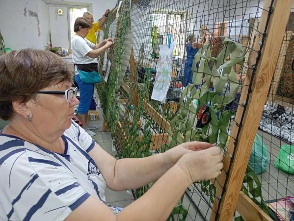 Алексей Вихарев помогает уральским волонтёрам в изготовлении вещей и сетей для бойцов СВО - Фото 2