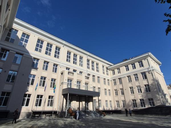 Алексей Орлов проинспектировал одну из старейших школ города после капитального ремонта - Фото 2
