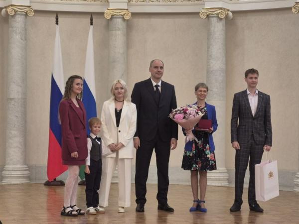 Денис Паслер вручил государственные награды многодетным семьям - Фото 9
