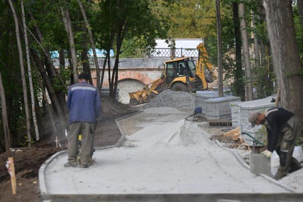 Денис Паслер осмотрел ход благоустройства набережной Ольховки в Екатеринбурге, которое закончат досрочно - Фото 3