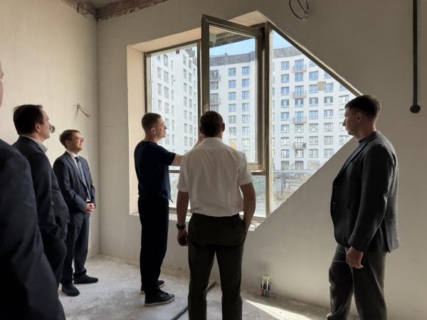Готов на 61%: завершается остекление детского сада-подковы в Солнечном  - Фото 2