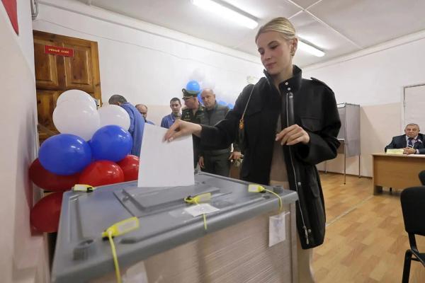 Артем Жога и Татьяна Мерзлякова проголосовали в Екатеринбурге - Фото 2