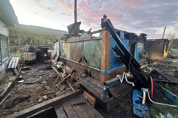 В МЧС назвали предварительную причину пожара, где погибла семья с ребенком в Иркутской области - Фото 3