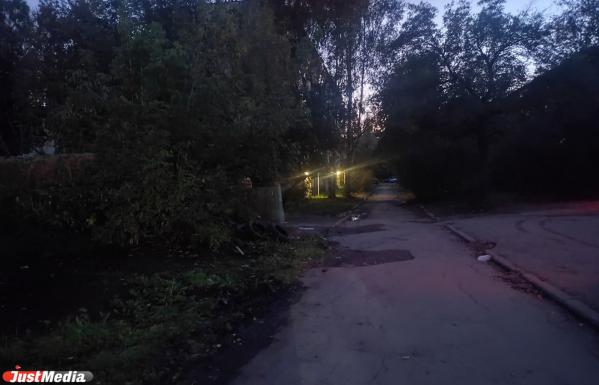 Родители ожидают своих дошкольников во время занятий в образовательном центре Екатеринбурга на улице  - Фото 3