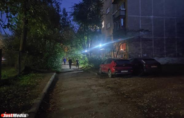 Родители ожидают своих дошкольников во время занятий в образовательном центре Екатеринбурга на улице  - Фото 4