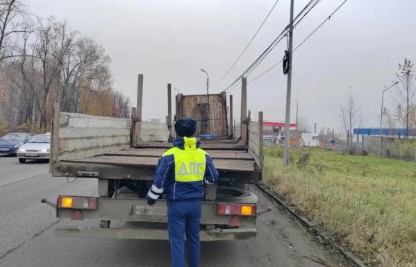 8 человек осматривают медики: грузовик протаранил пассажирский автобус в Березовском - Фото 2