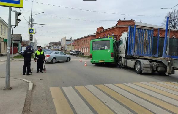Три человека пострадали: водитель грузовика протаранил автобус в Красноуфимске - Фото 2