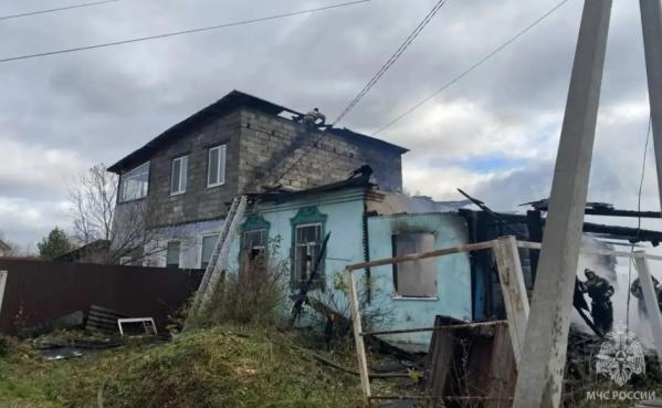 Два человека погибли при пожаре в частном доме в Нижнем Тагиле - Фото 2