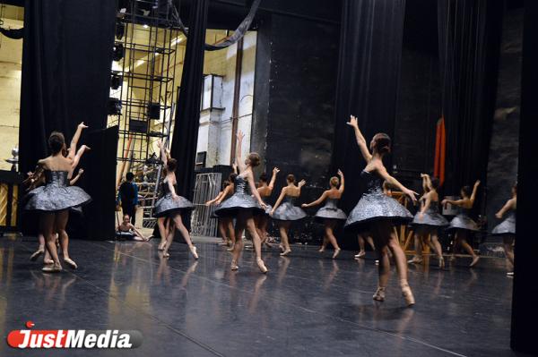 JustMedia.ru заглянул на репетицию балета «Приказ короля» и попутешествовал по континентам вместе с его барочными героями - Фото 10