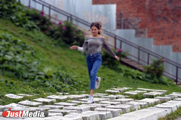 Студентка Виктория Макарова: «Не люблю уральскую осень. Мне надо больше тепла и солнышка». В Екатеринбурге +22 - Фото 2