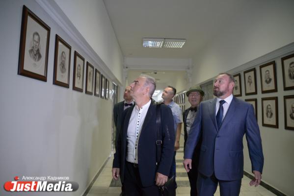 «Портреты помоложе, а то будет галерея старцев». В Екатеринбургской думе презентовали книгу о почетных гражданах. ФОТО - Фото 2